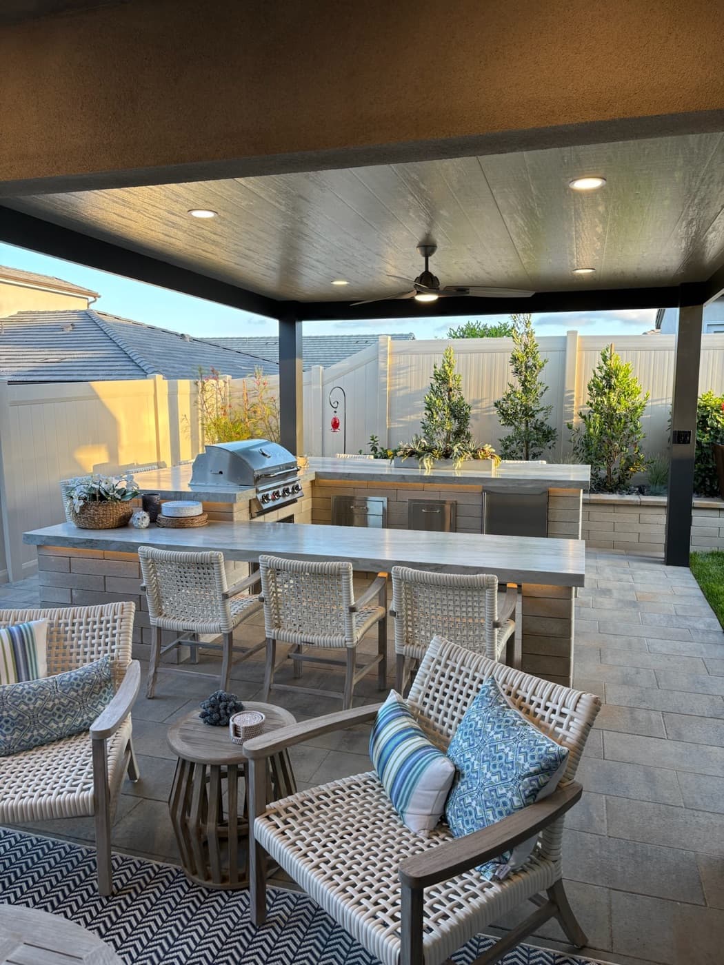 Covered outdoor kitchen and lounge in Carlsbad by Modern Yardz