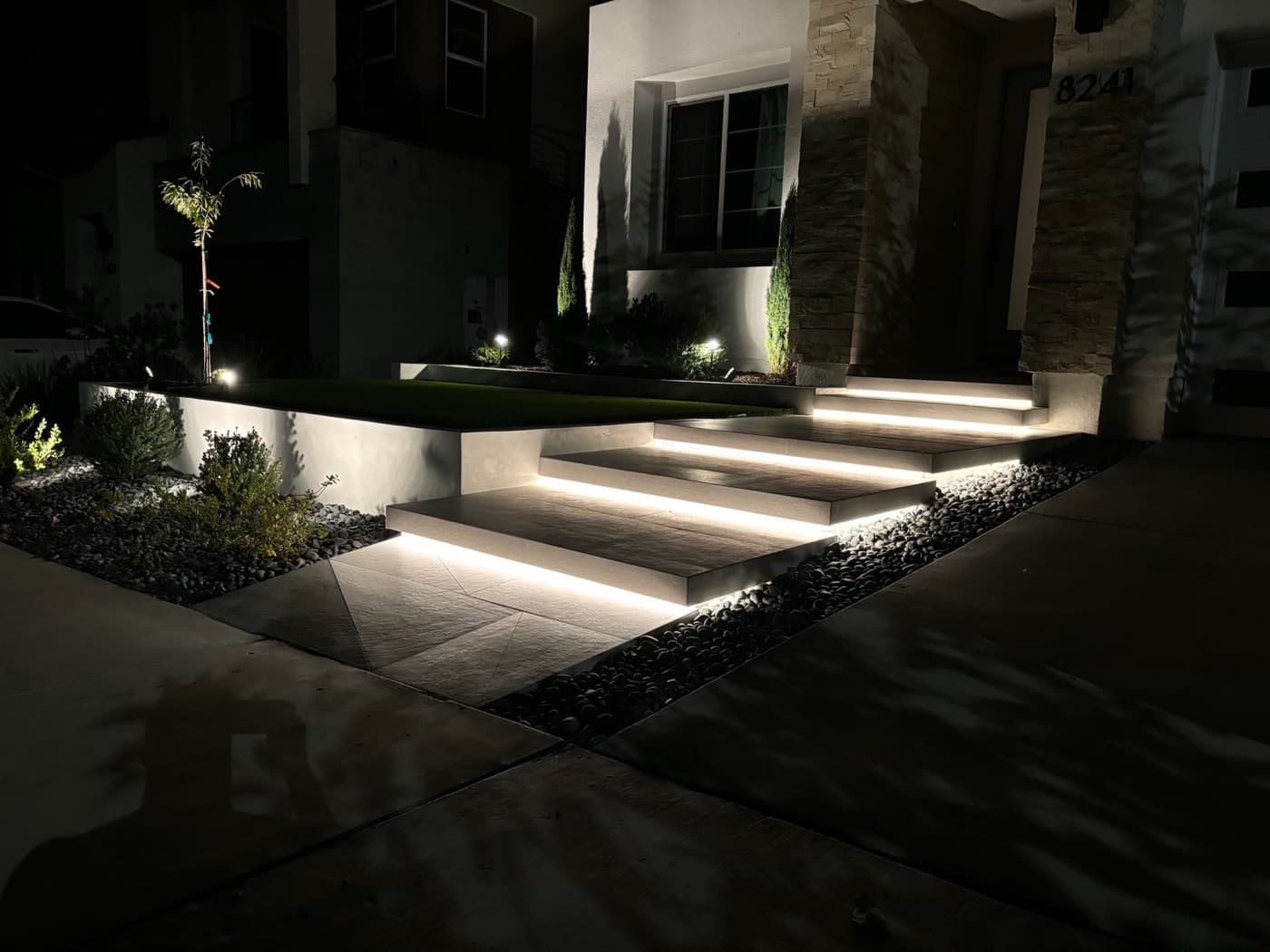 Illuminated floating entry steps in Carmel Valley by Modern Yardz