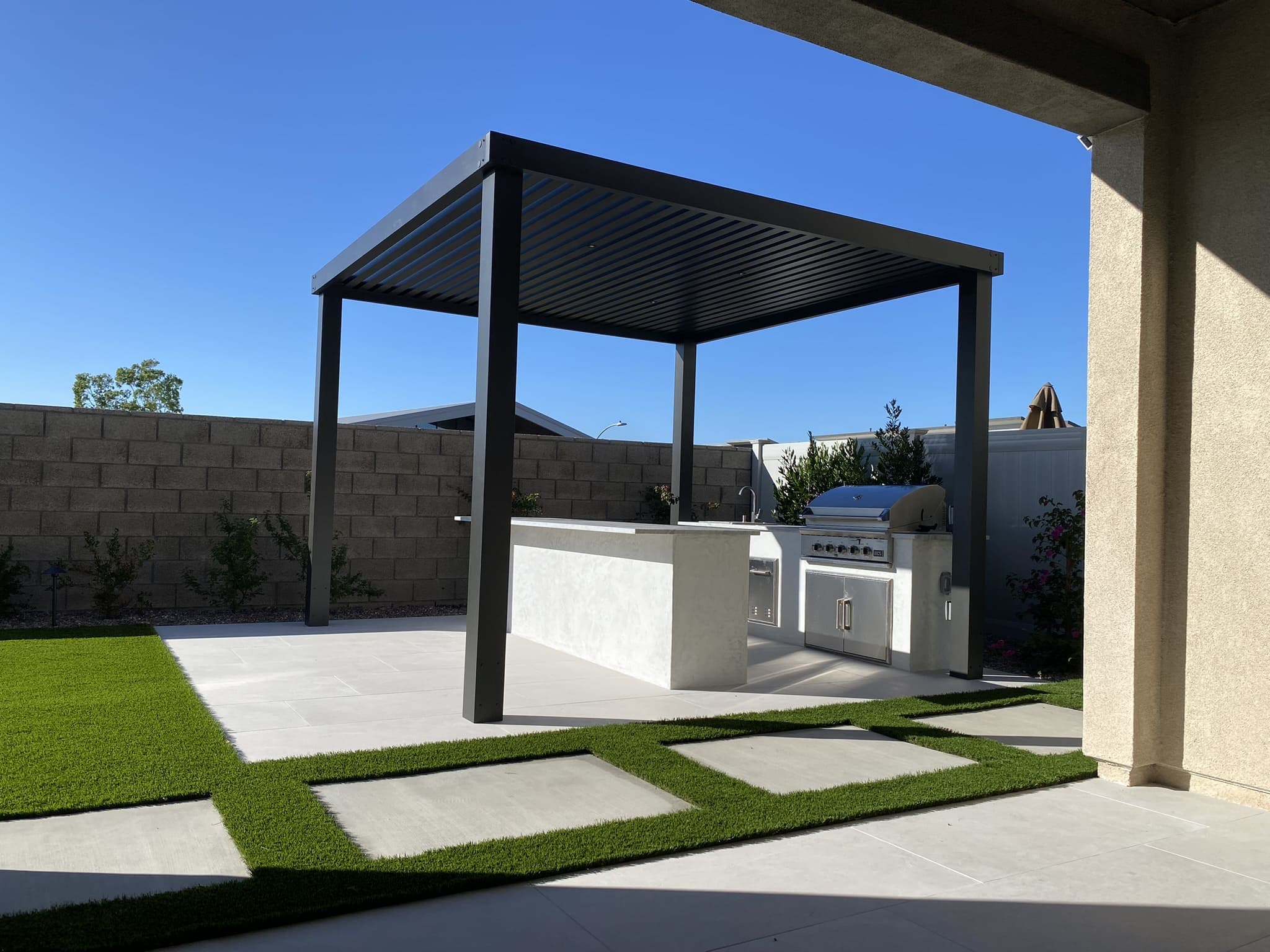 Modern luxury aluminum pergola and patio cover by Modern Yardz San Diego