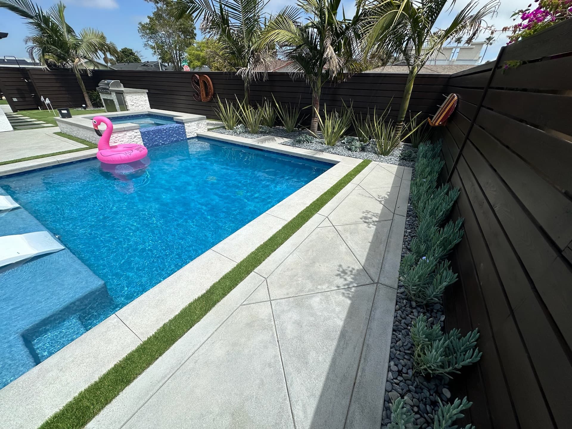 Resort-style pool and spa, designed and built by Modern Yardz in La Jolla, San Diego County